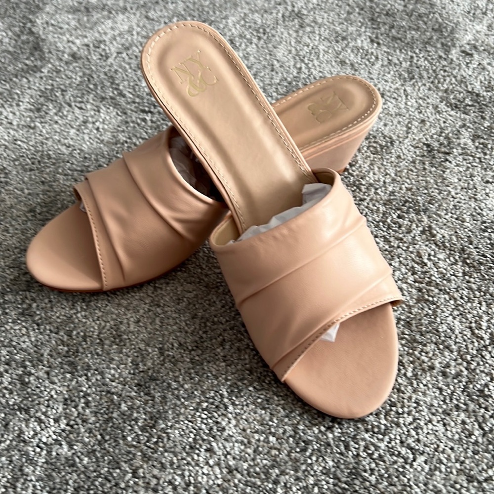 NY&Company Nude single band wedge 2 1/2 “ wedge heel never worn NIB